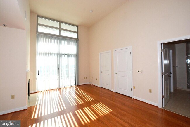 Building Photo - 5750 Bou Ave