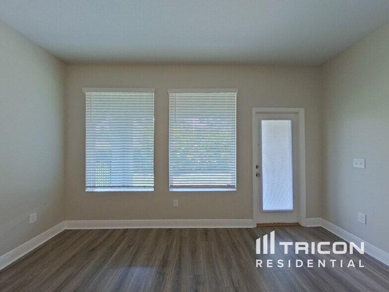Building Photo - 5564 Silver Sun Dr