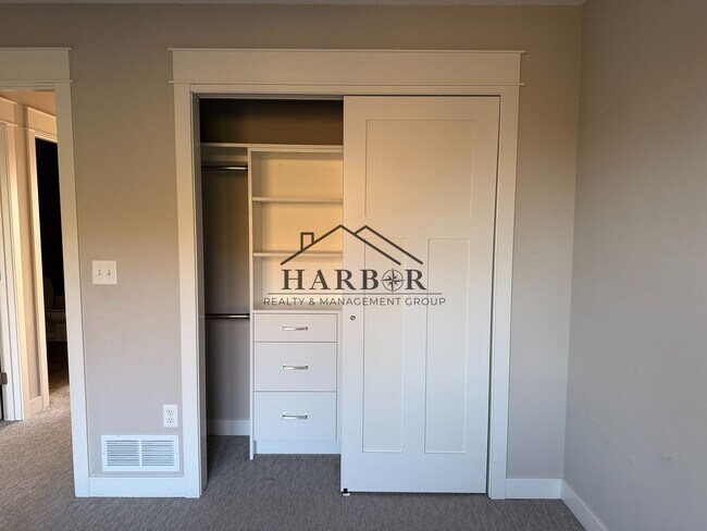 Building Photo - 2049 Kerry Dr NE