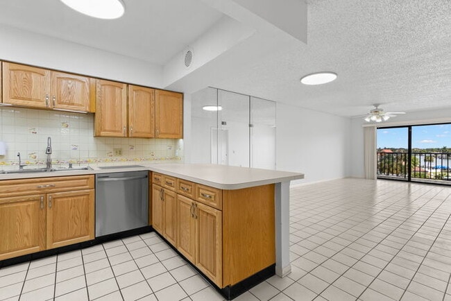 Building Photo - Condo For Rent on ST PETE BEACH!