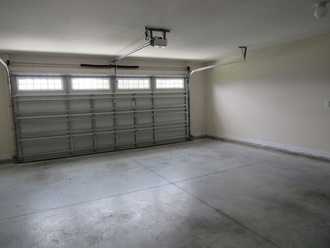 Building Photo - 136 Laredo Dr