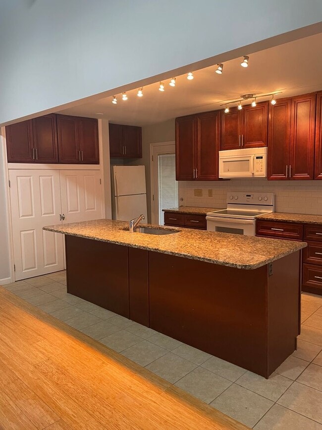 Building Photo - Modern Open Floor Plan with Expansive Grea...