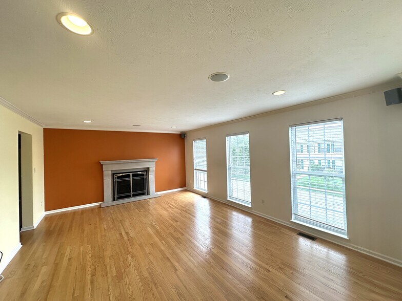 Building Photo - 189 Blue Grass Cir