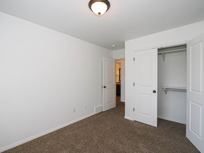 Building Photo - Beautiful 3-Bed, 2-Bath Townhome in Americ...