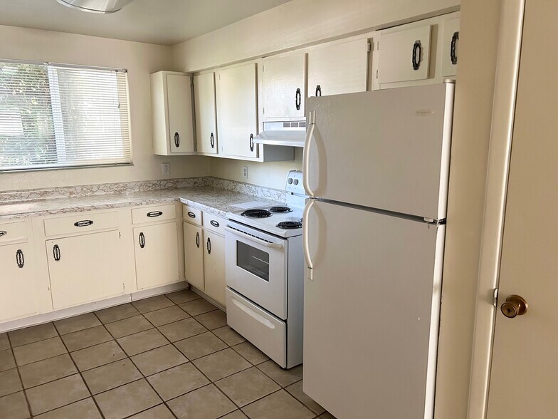 Kitchen - 1454 S Richards St