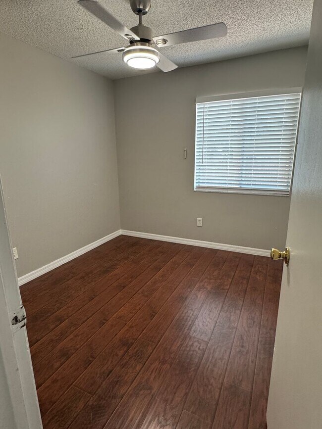 Building Photo - Freshly Updated Home for Lease – Move-In R...