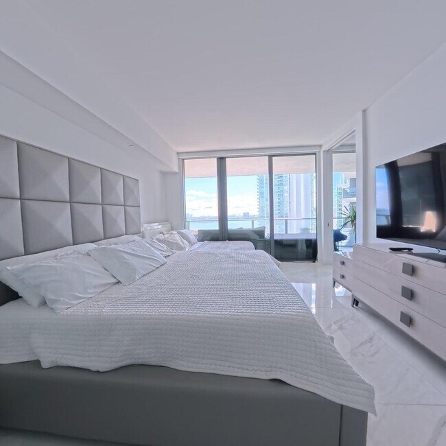 Building Photo - 650 NE 32nd St