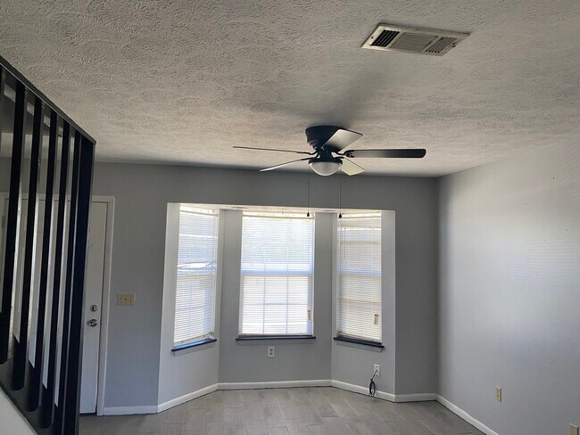 Building Photo - 256 N Berthe Ave