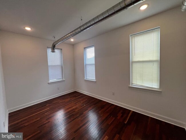 Building Photo - 3228 W Diamond St