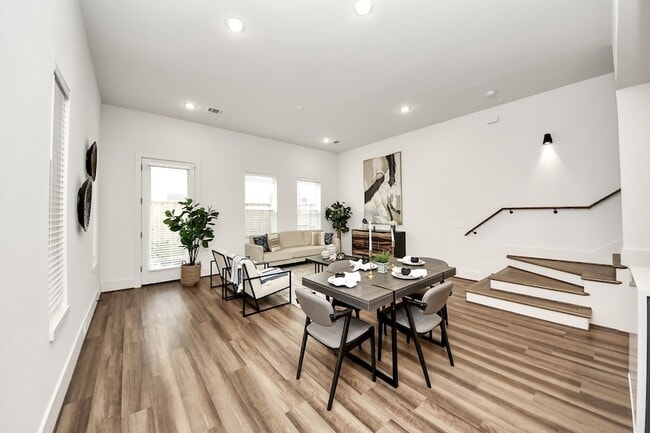 Building Photo - 879 Rachel St