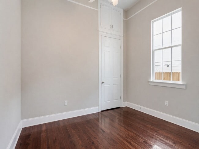 Building Photo - Fabulous 1BR 1BA Bungalow w/ Full Appliance Suite + In-Unit Laundry in New Orleans