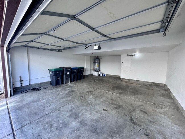 Building Photo - Spacious 3 Bedroom 2.5 Bathroom Condo in t...