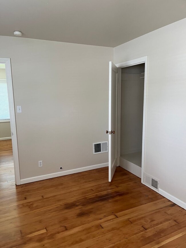 Building Photo - 1 Bedroom / 1 Bathroom Duplex in Old South...