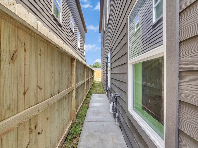 Building Photo - 8409 Mahalia Dr