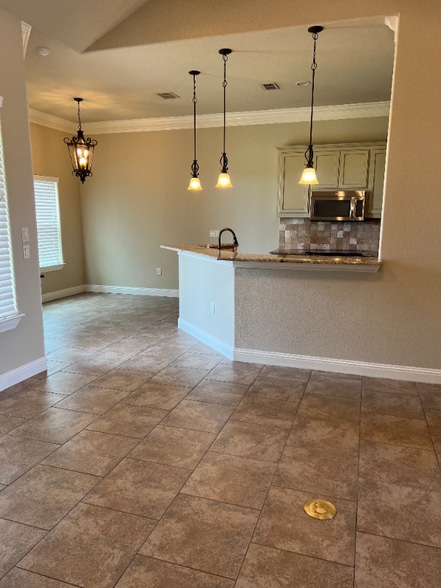 Building Photo - 310 Oar Wood Dr