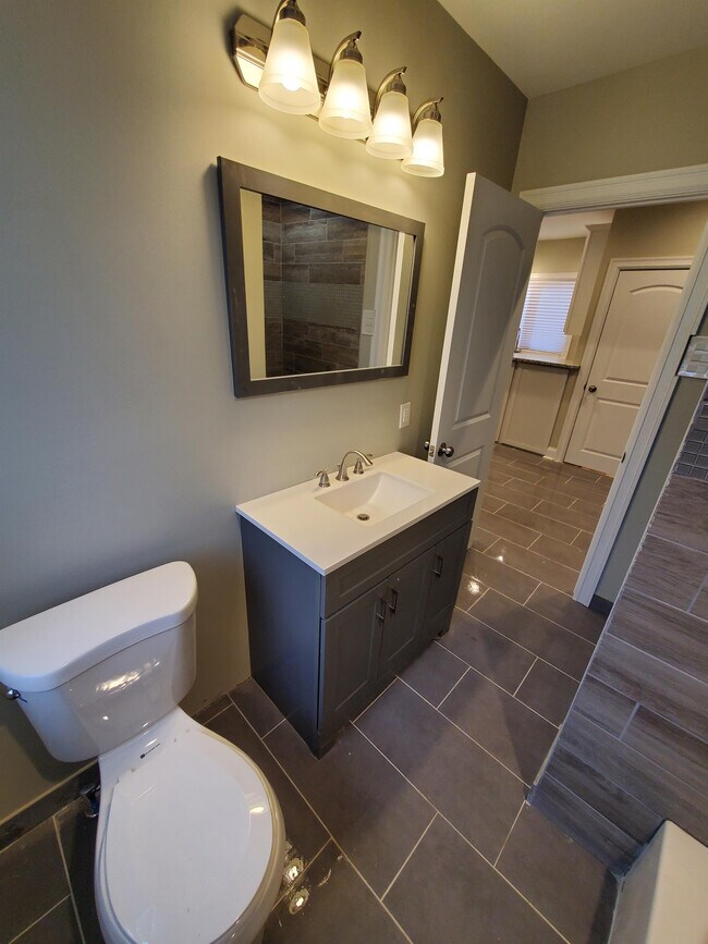 Building Photo - 2914 Hurlbut St