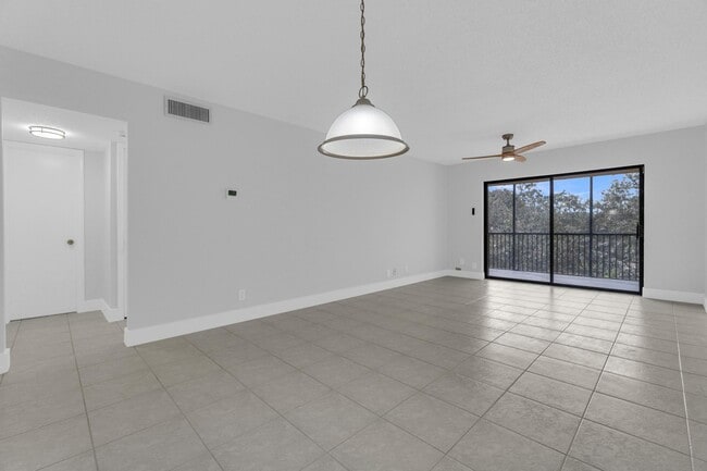 Building Photo - 200 Jacaranda Country Club Dr