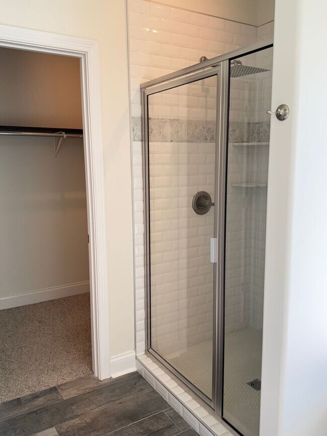 Building Photo - Beautiful 5 Bedroom, 2.5 bath Home in Hickory Wild Subdivision! Lawn care included!