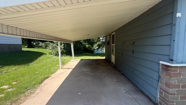 Building Photo - 10049 Lilac Ave