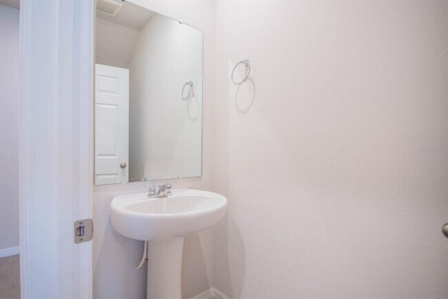 Building Photo - 425 Legacy Lp