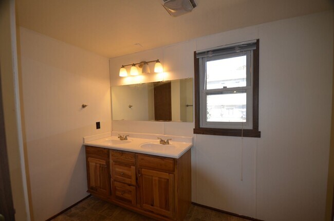 Building Photo - 1154 Straight Creek Dr