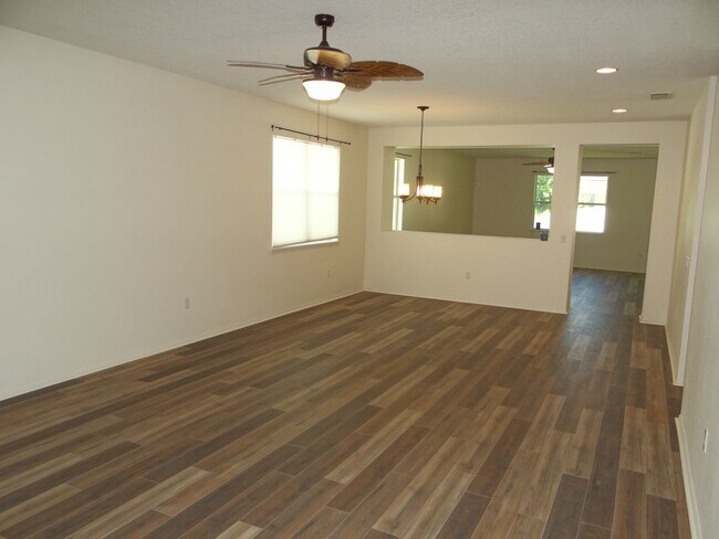 Building Photo - Spacious 4/2/2 home in south St Petersburg
