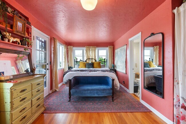 Building Photo - Historic Charm Meets Modern Living – Stunning 5 Bedroom Home on Iconic Myrtle Avenue