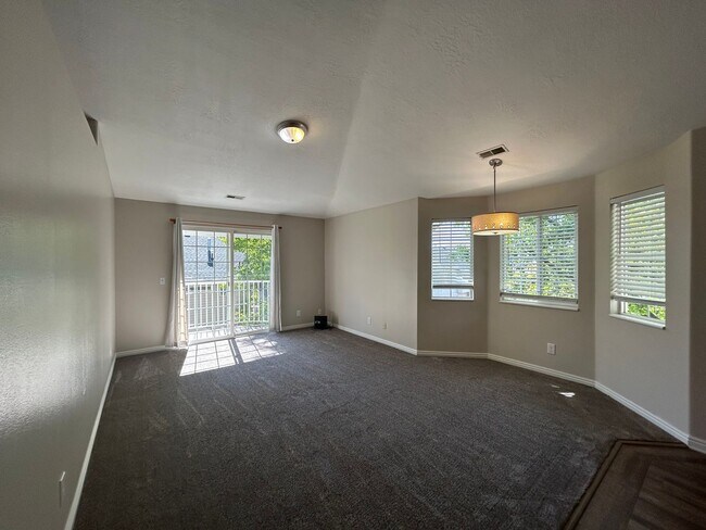 Building Photo - Top Floor Condo in great location!