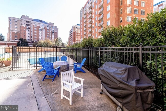 Building Photo - 3800 Fairfax Dr