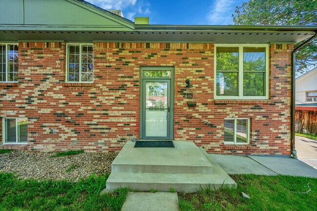 Building Photo - $2,795.00  - 4 Beds, 2 Baths, Single Famil...