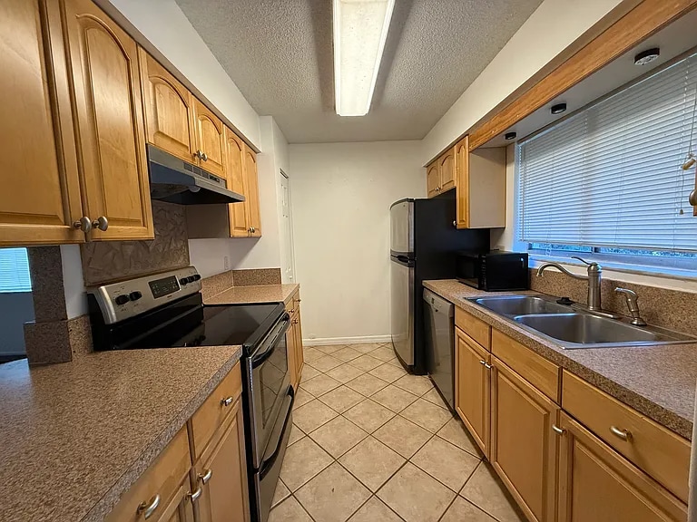 Building Photo - 12117 Walden Woods Dr