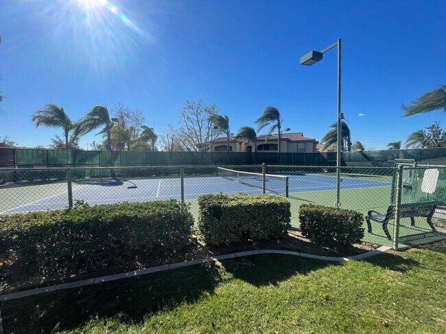 Building Photo - Beautiful Condominium in Gated Community in Canyon Crest!