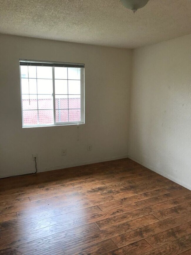 Building Photo - Attached Single Family Home located in Quiet Anderson Neighborhood