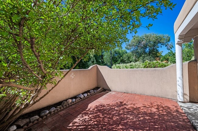 Building Photo - Snug One-Bedroom on Historic Hillside Ave.