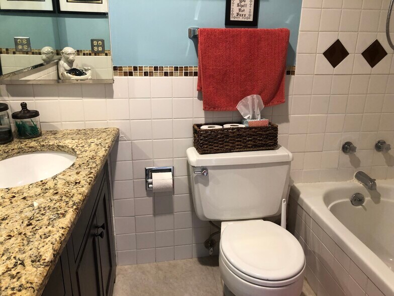 Bathroom - 5455 N Sheridan Rd