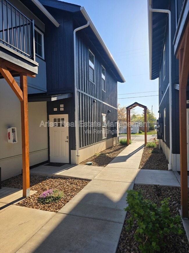 Building Photo - 1640 SW Juniper Ave