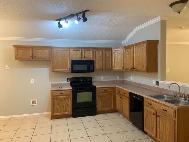 Building Photo - Fantastic House Available June 6th in Fren...