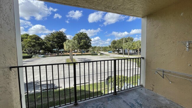 Building Photo - 250 Palm Cir W