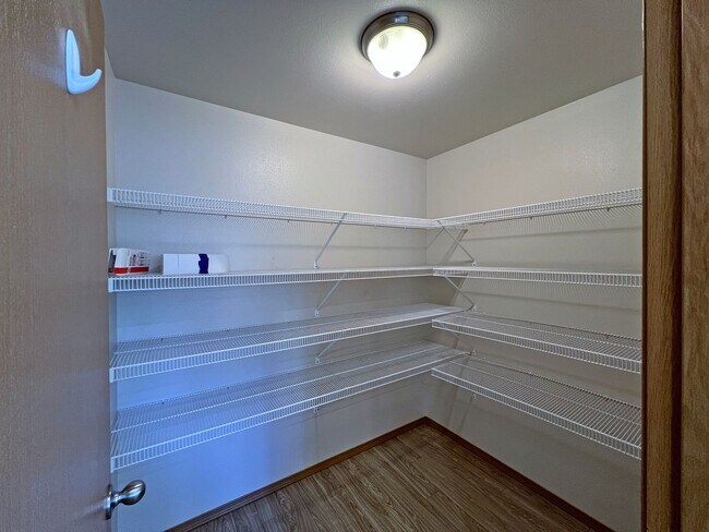 Building Photo - Price Drop!-Exceptional 2200 sq ft Three Bedroom 2 Bath Rambler in Fed Way - with A/C