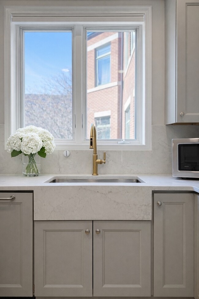 Building Photo - 1351 W Altgeld St