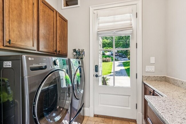 Building Photo - 1093 Country Ln NE