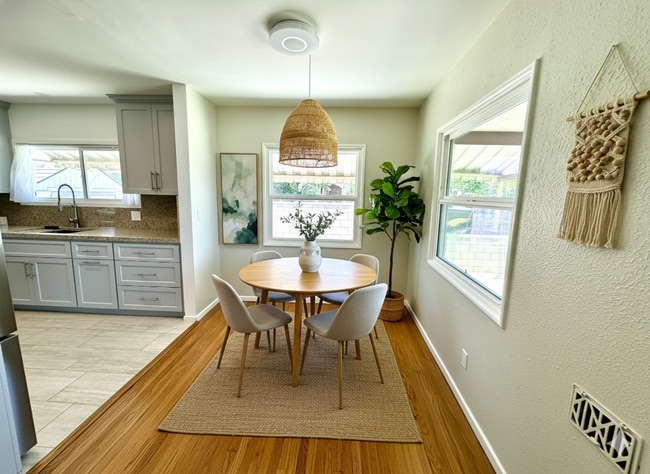 Building Photo - Charming 3 bedroom, 2 bath completely remo...