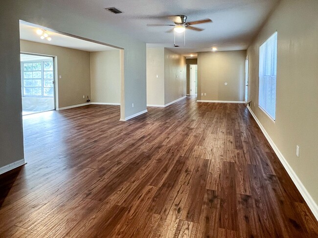 Building Photo - Pet Friendly 3BR/2BA NW Gainesville Home - Available mid-July!