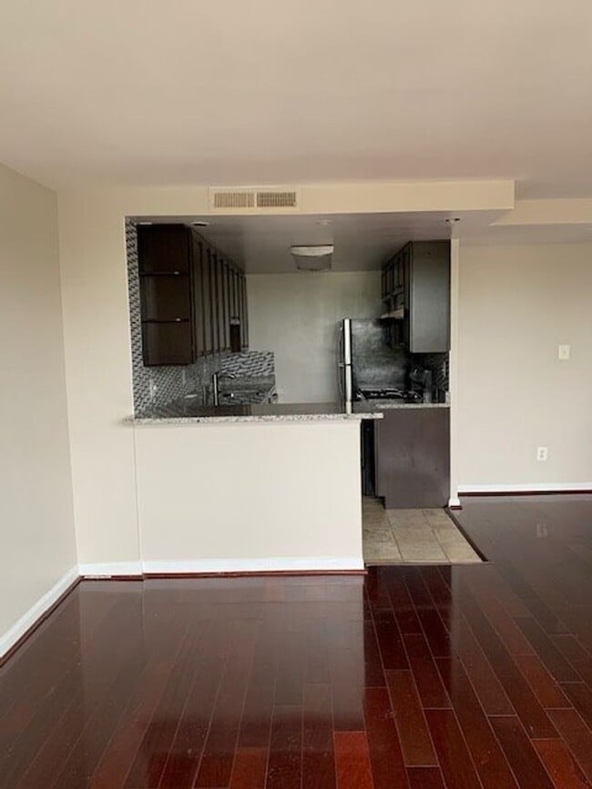 Building Photo - 1 Bedroom Condo With Den