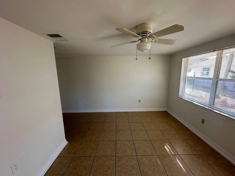 Building Photo - 445 90th Ave N