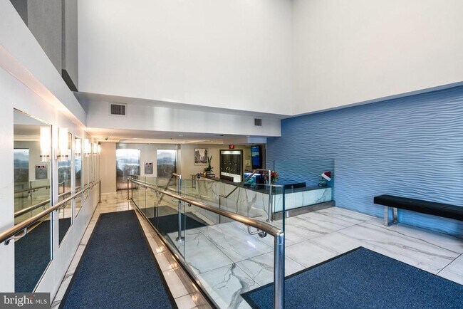 Building Photo - 200 Lombard St