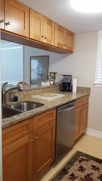 Building Photo - 2525 West Bay Dr