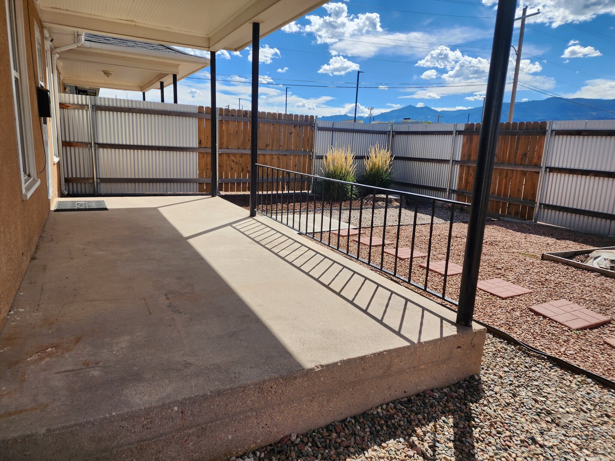 Private fenced in front yard - 3017 Grandview St