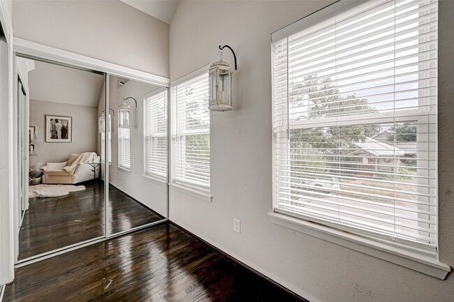 Building Photo - 1547 Cortlandt St