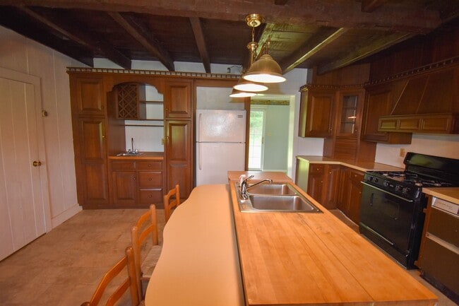 Building Photo - Large Home on Jacksonville Rd with Laundry!